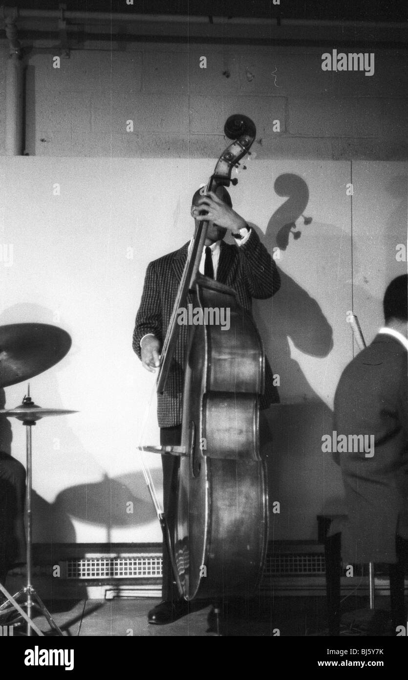 Bill Quatuor Byrd performance jazz à la fin des années 50. Le bassiste ball  player cool standup musicienne Musique instrument à cordes, basse Photo  Stock - Alamy