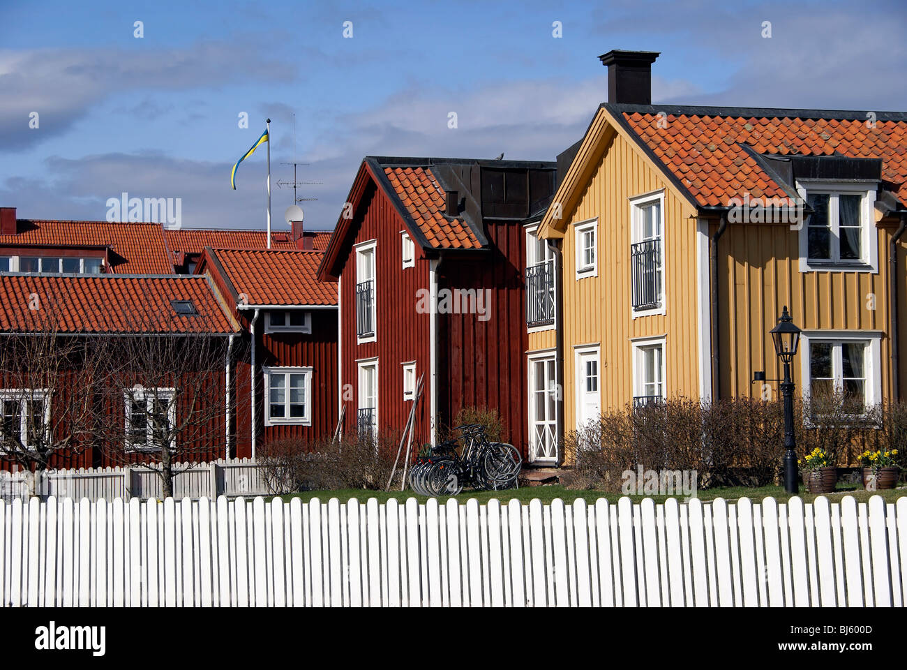 Rouge et jaune traditionnelles maisons suédoises à Mariefred, Suède. Banque D'Images