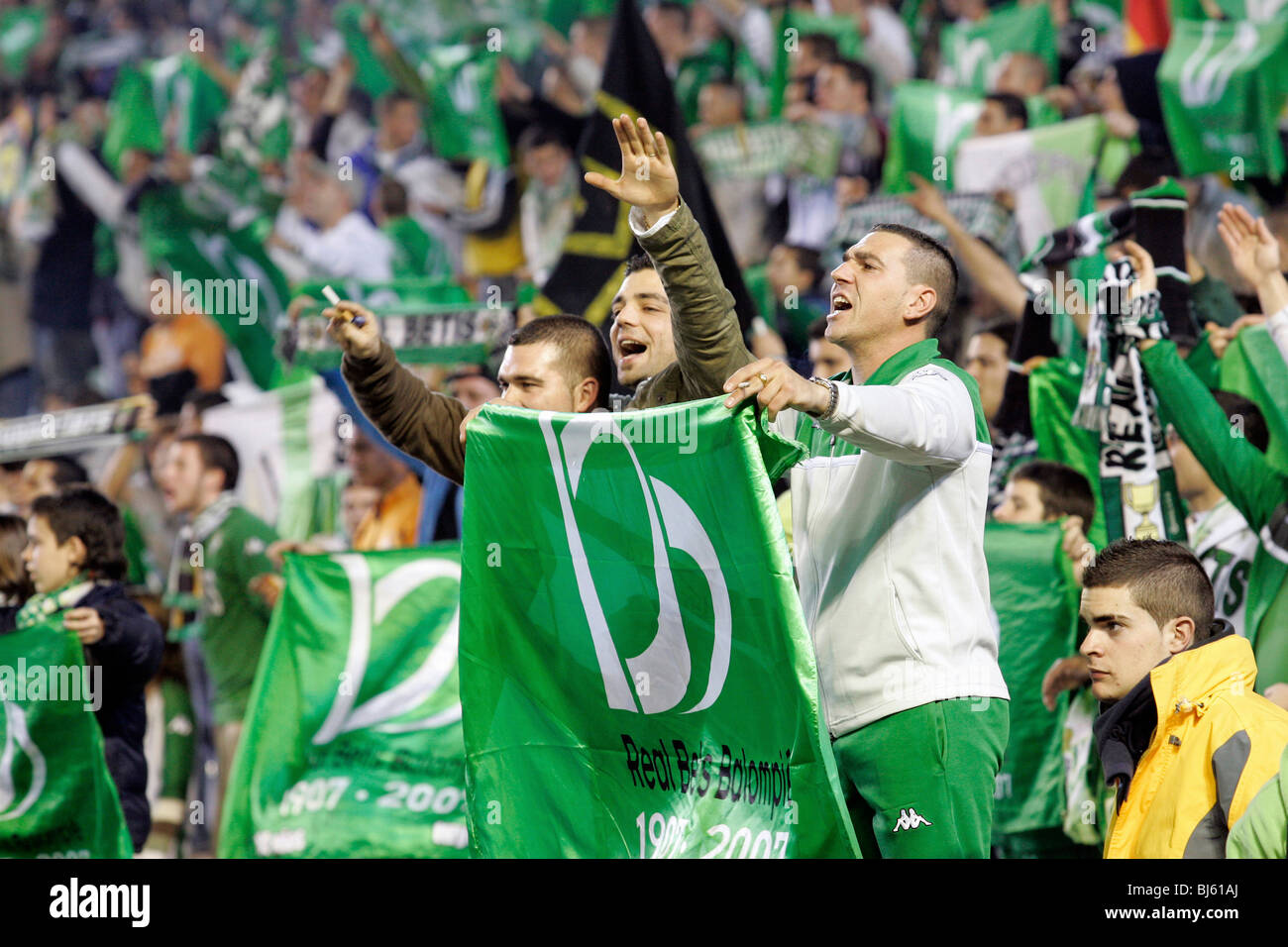 Fans de Real Betis de regarder le match de la Ligue de football espagnol, Séville, Espagne Banque D'Images