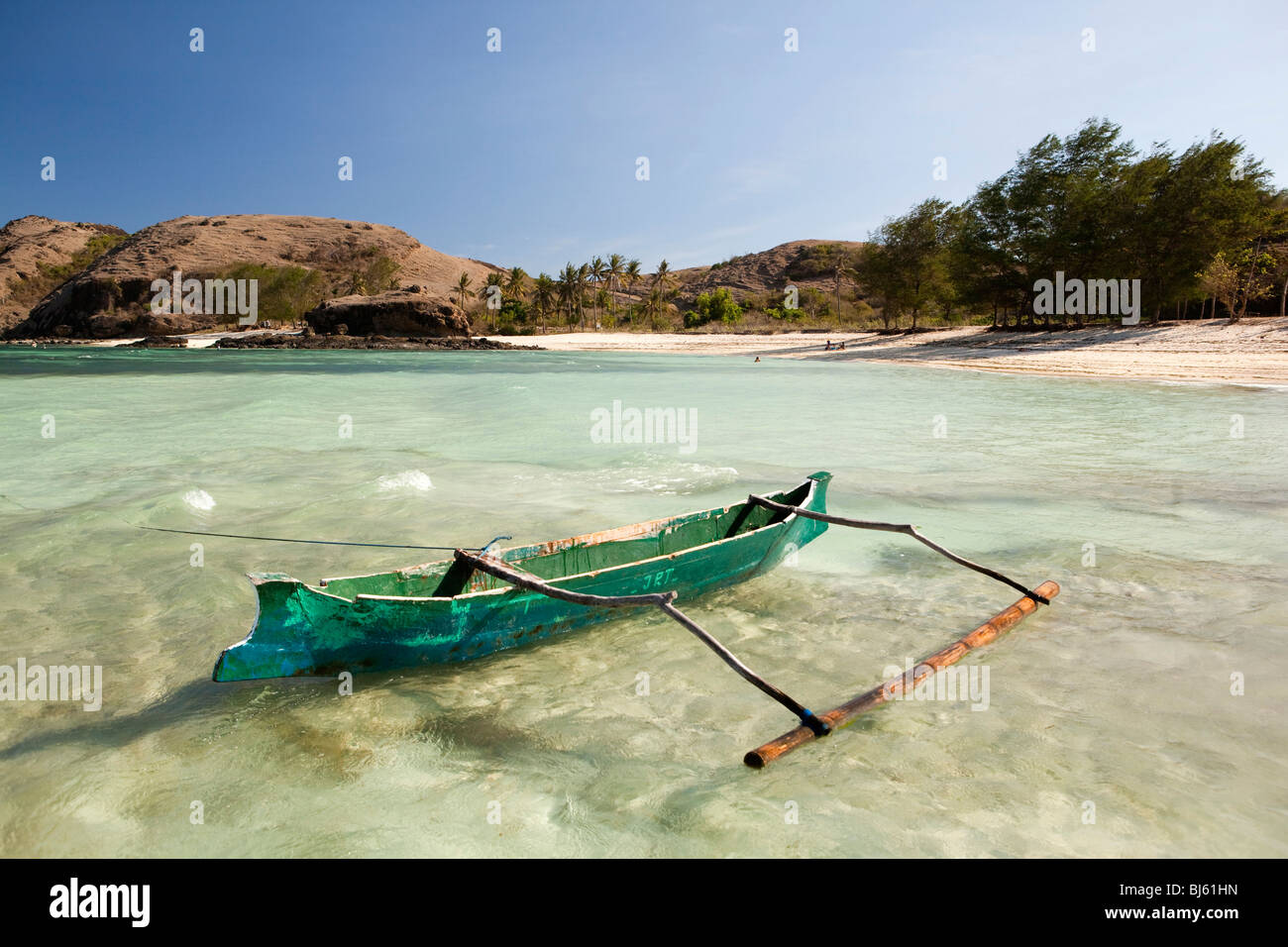 L'Indonésie, Lombok, Tanjung, plage, fishermens pirogue voile en eau peu profonde Banque D'Images