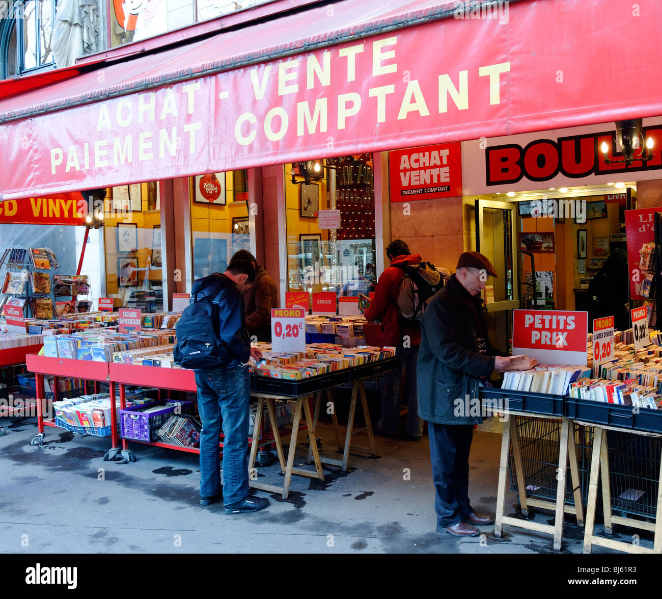 Navigation magasins parisiens livre le long de la Place Saint-Michel dans le Quartier Latin de Paris. Banque D'Images