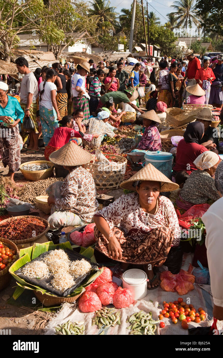 L'Indonésie, Lombok, Kuta, marché hebdomadaire légumes Banque D'Images