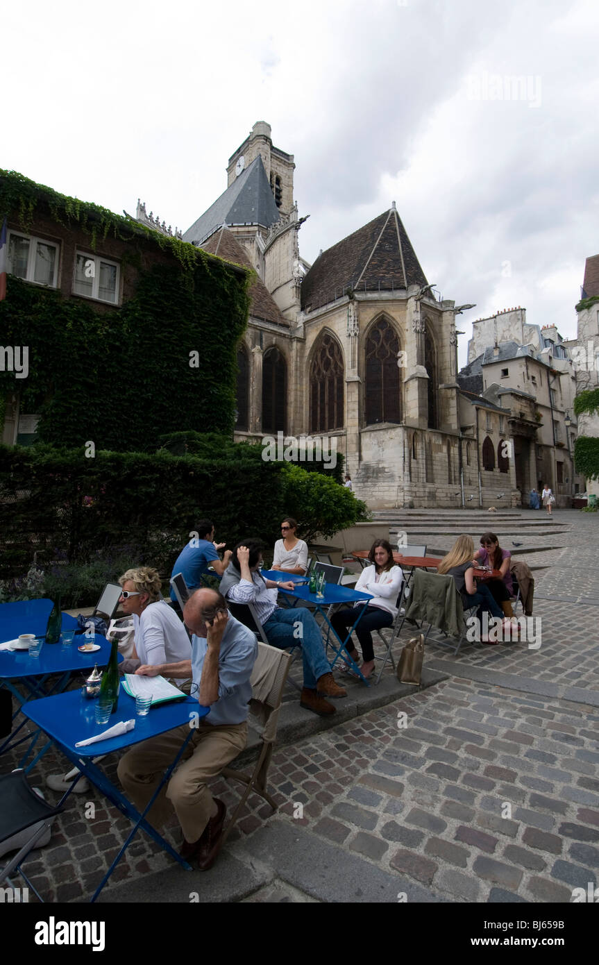 Café en plein air et St. Gervais-St. Protais église , Rue Barres, Marais, Paris, France. Banque D'Images