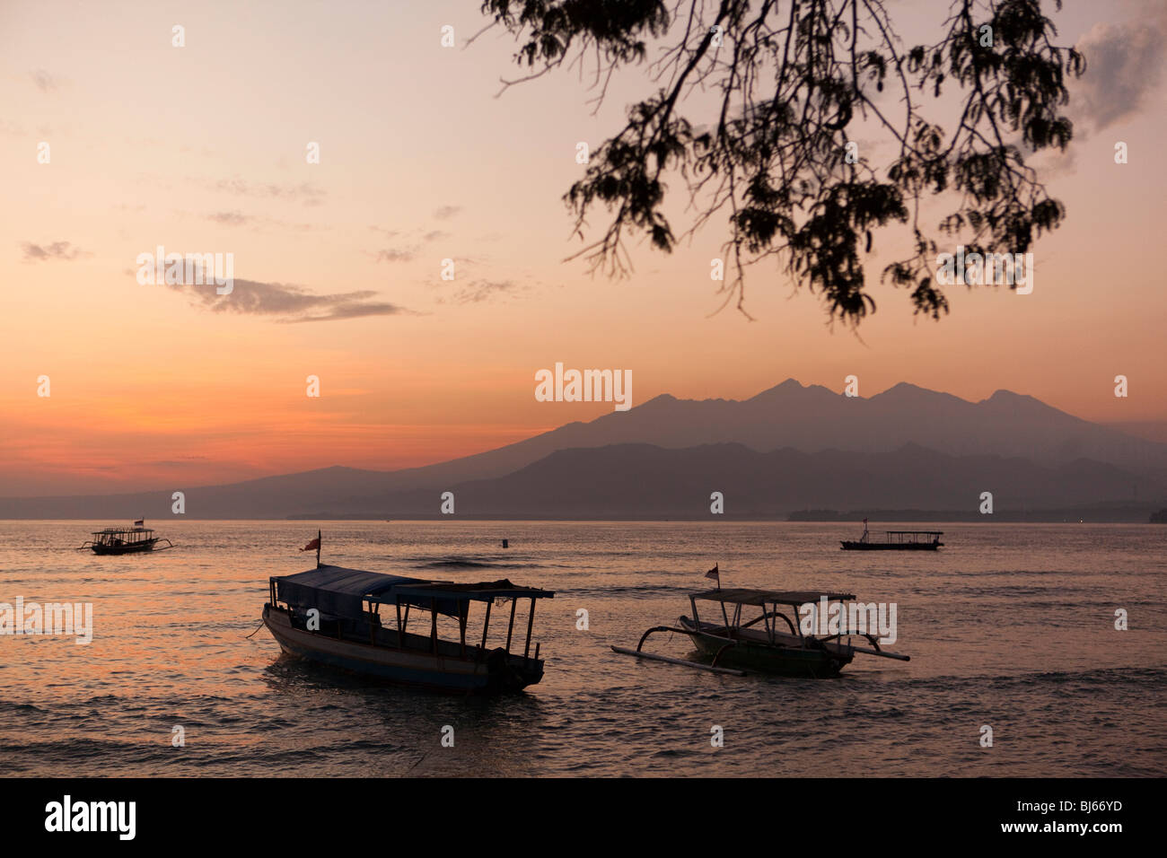 L'Indonésie, Lombok, Gili Air, la côte Est, le ciel au-dessus de Gunung Rinjani au lever du soleil Banque D'Images
