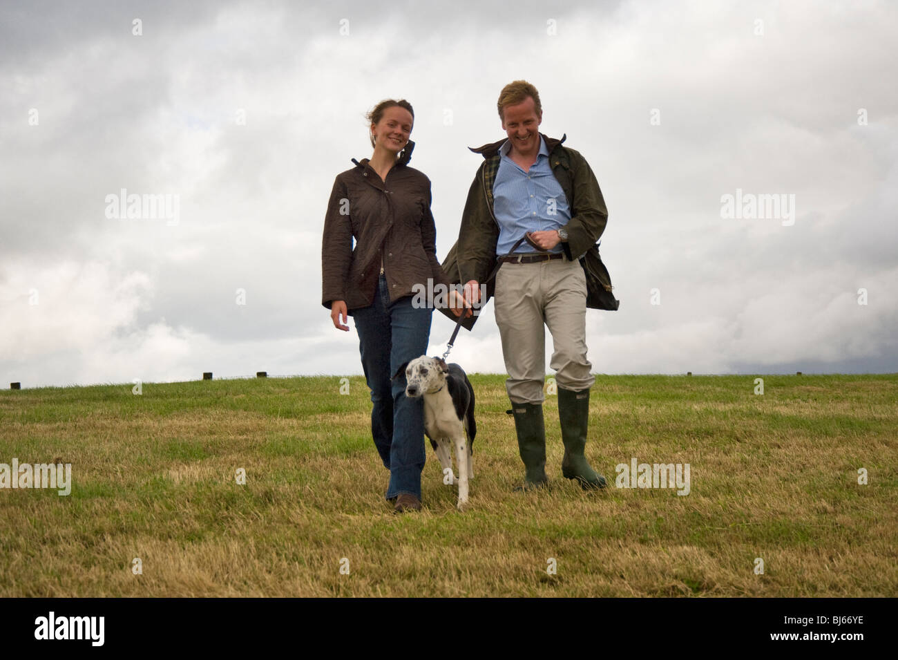 Couple marié à la marche et faire leur pays de vie, Cumbria, Royaume-Uni Banque D'Images