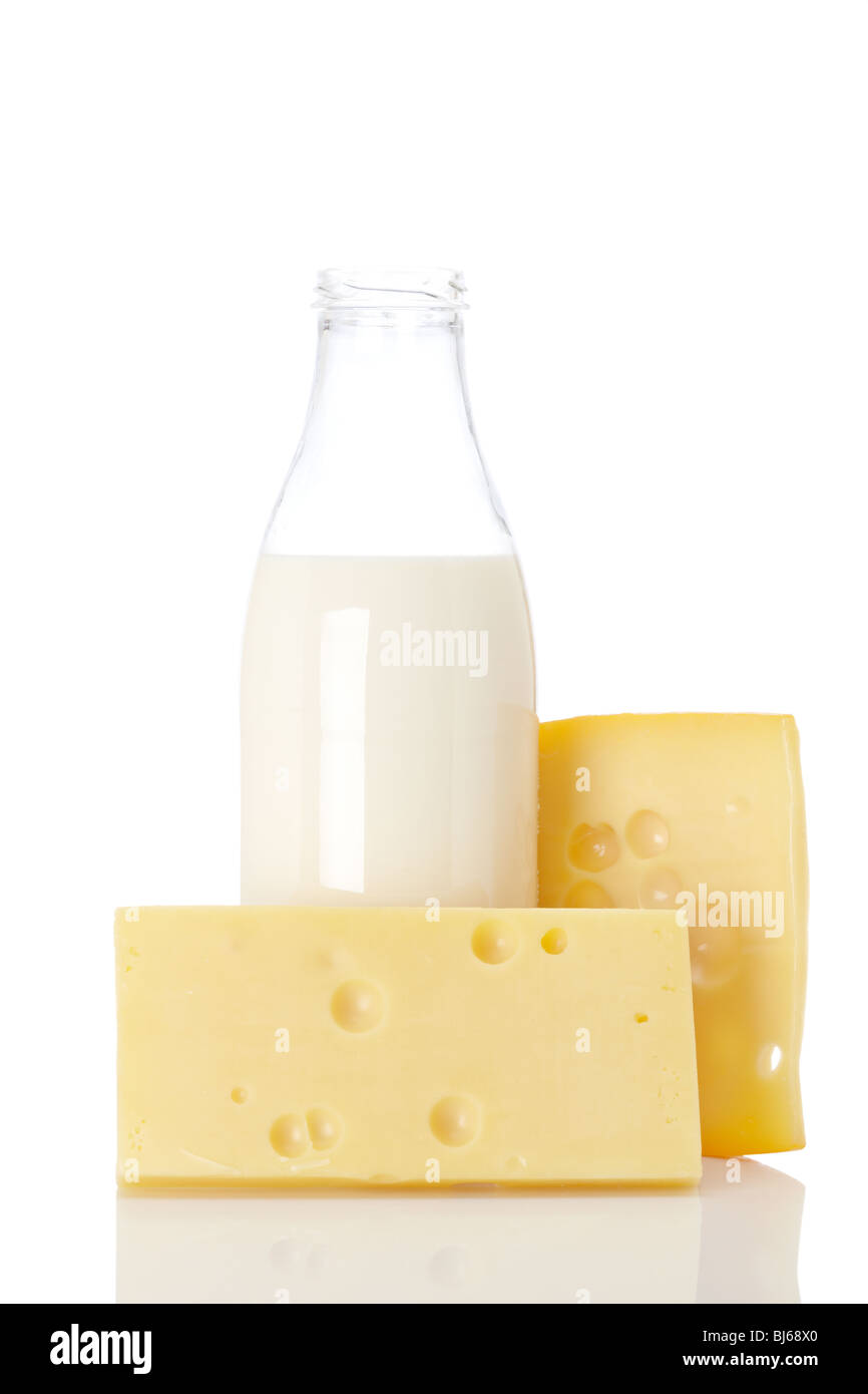 Tranches de fromage frais et de lait bouteille isolé sur fond blanc Banque D'Images