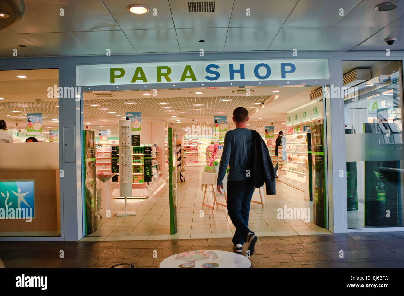 Paris, France, « magasin de tapis » Homme entrant à la pharmacie aux  Halles, centre commercial « le Forum des Halles », à l'intérieur de «  Parashop » Photo Stock - Alamy