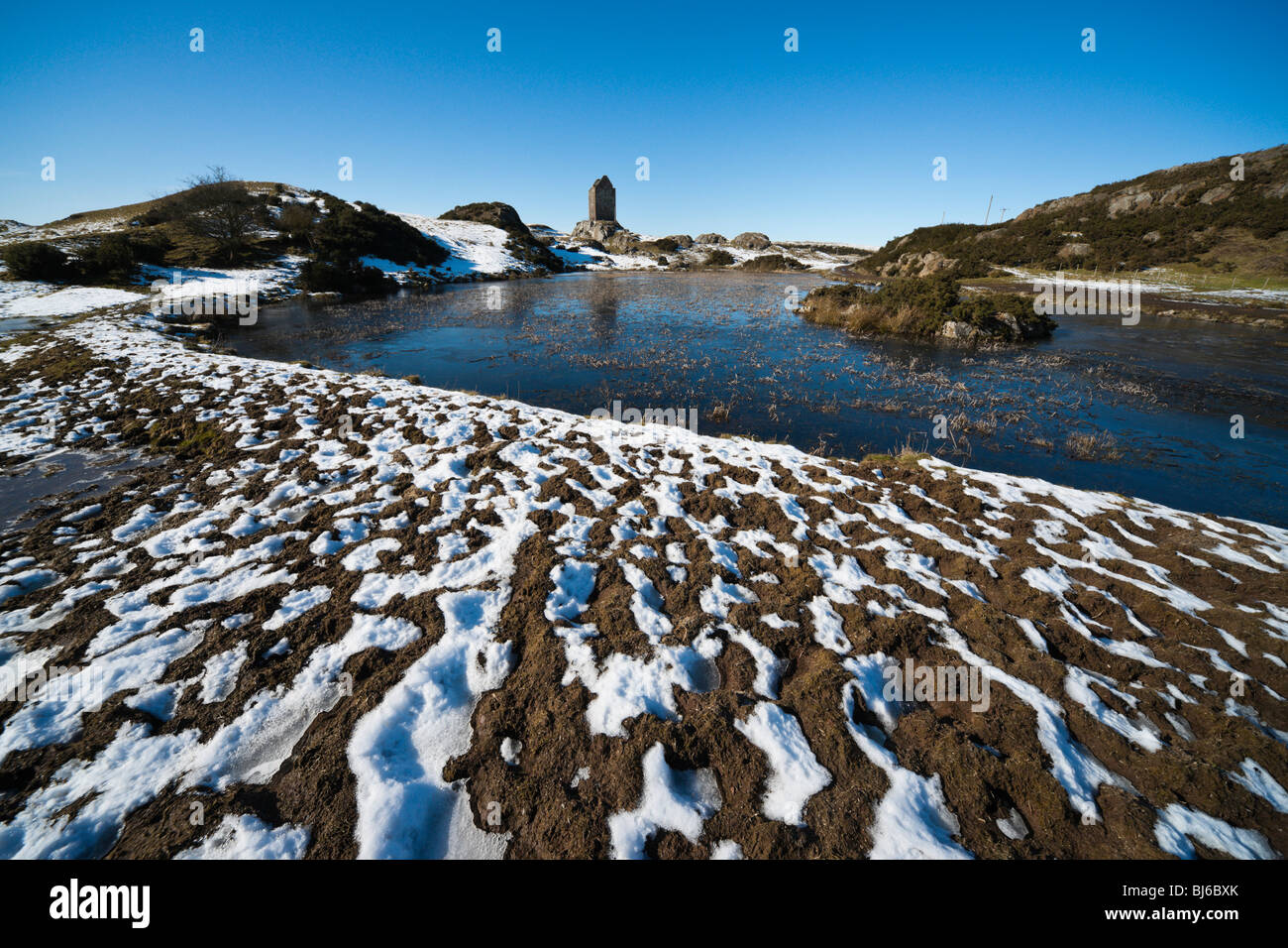 Tour de Smailholm et loch dans les Scottish Borders près de Kelso Banque D'Images