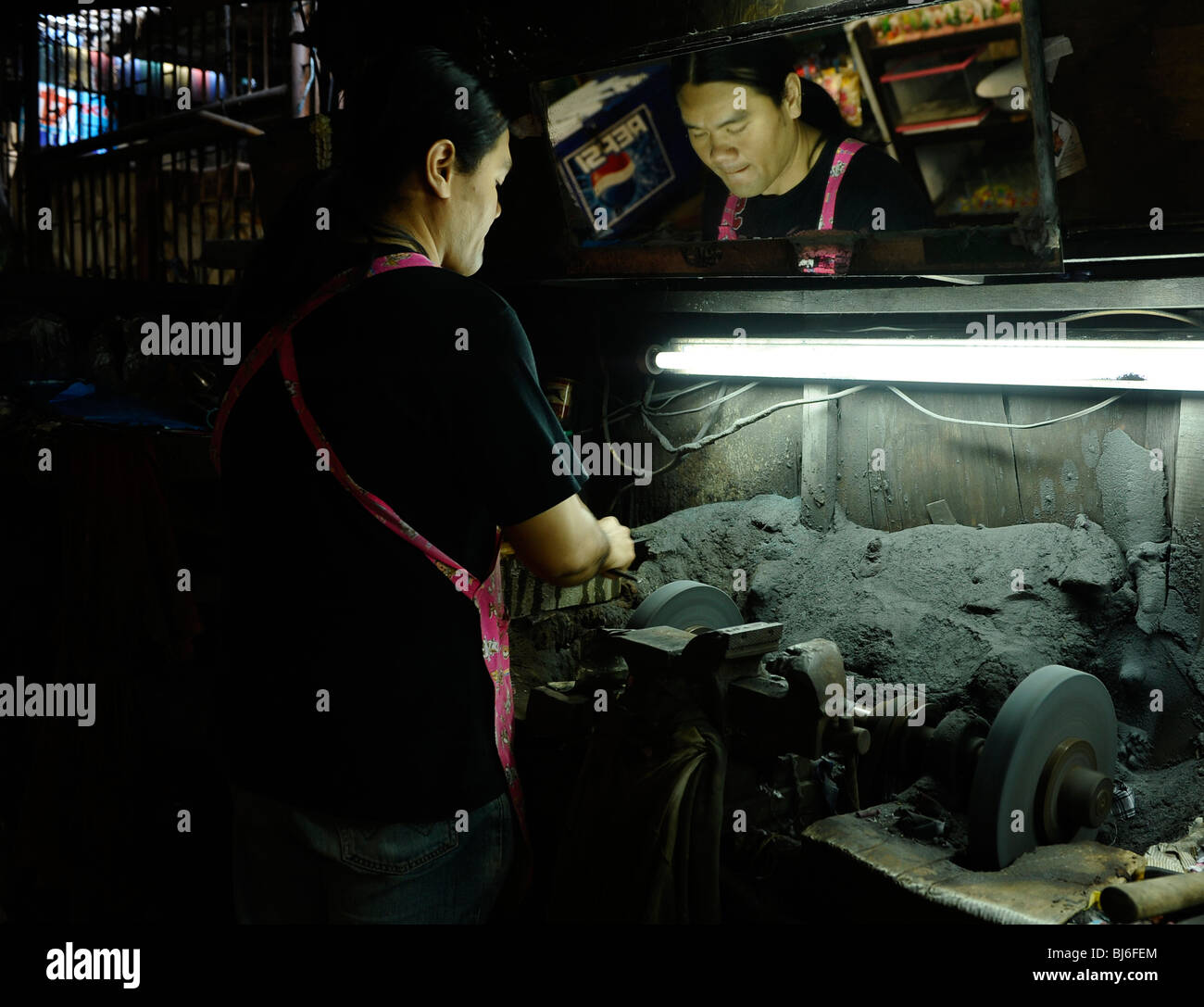 Talon chaussures bouilloire ,Wongwian Yai et Marché Marché Ruea Yi Bang , Thon buri, rive ouest de la rivière Chao Phraya à Bangkok Banque D'Images