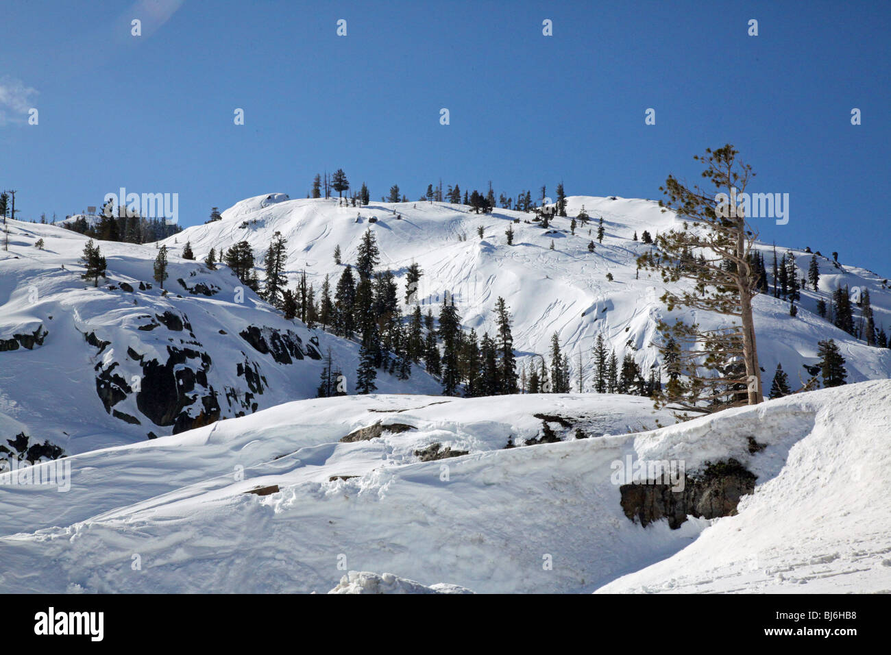 Vistas Lac donner sont une vue splendide sur un après-midi ensoleillé en voyageant sur la route du lac pour donner le Sucrier de ski ! Banque D'Images