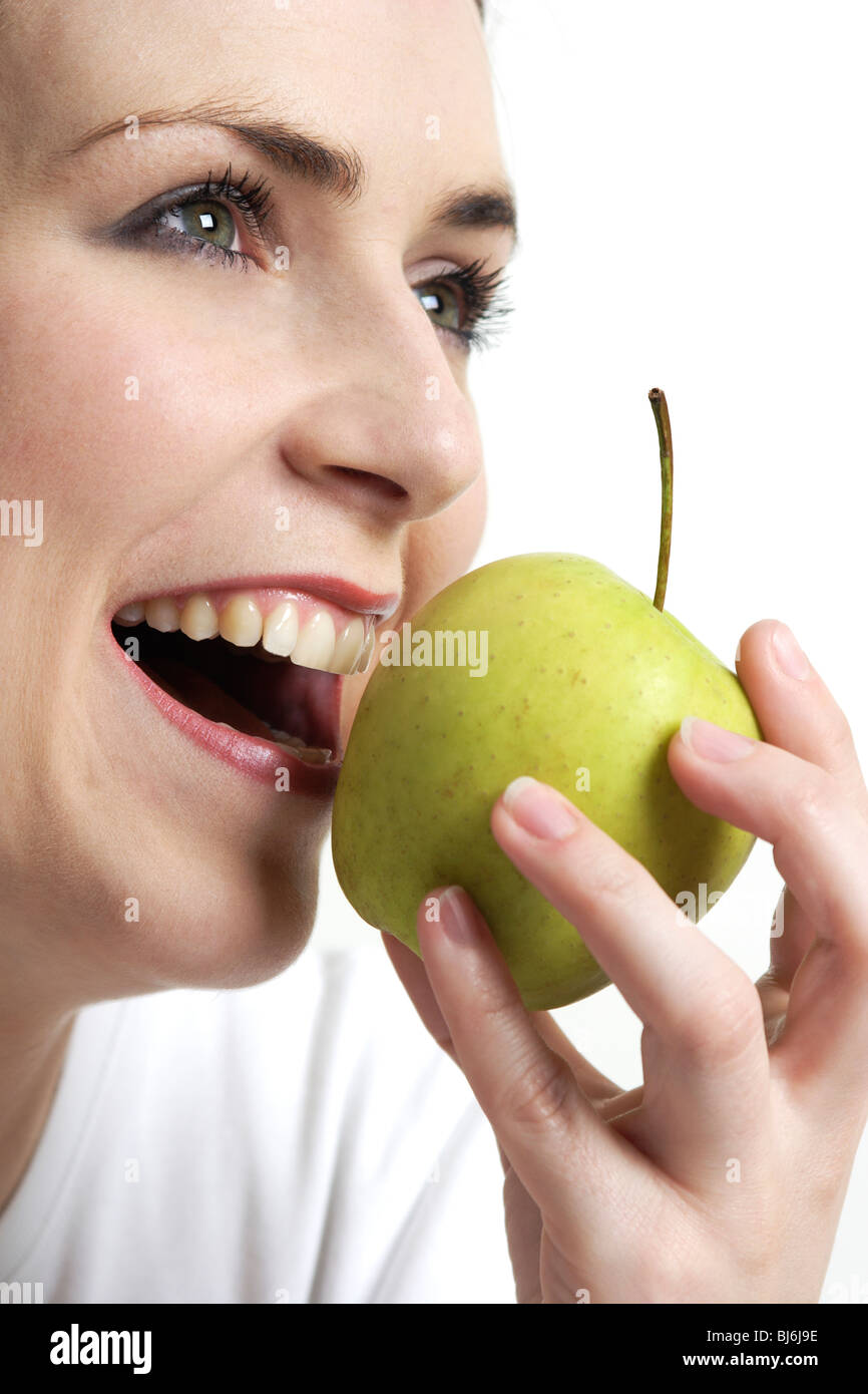 Woman eating apple Banque D'Images