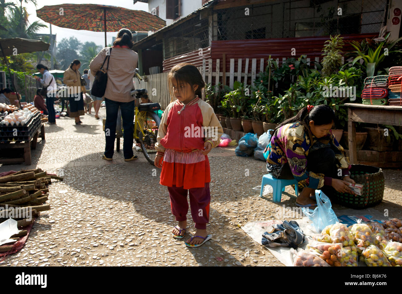 Une échoppe de marché porteur enfant tôt le matin marché de produits frais à Luang Prabang au Laos Banque D'Images