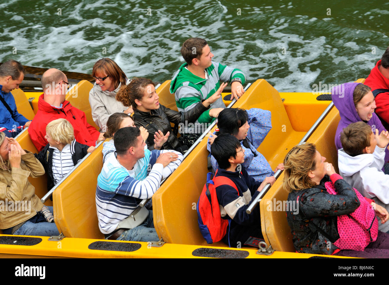 Grand Splash Grand splash au Parc Astérix, France Photo Stock - Alamy