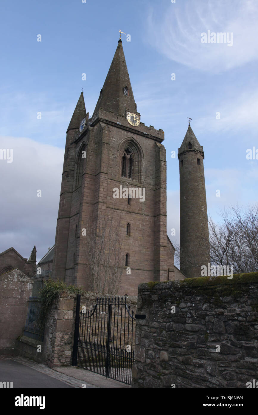 La cathédrale et la tour ronde Brechin Brechin Angus Scotland Mars 2010 Banque D'Images