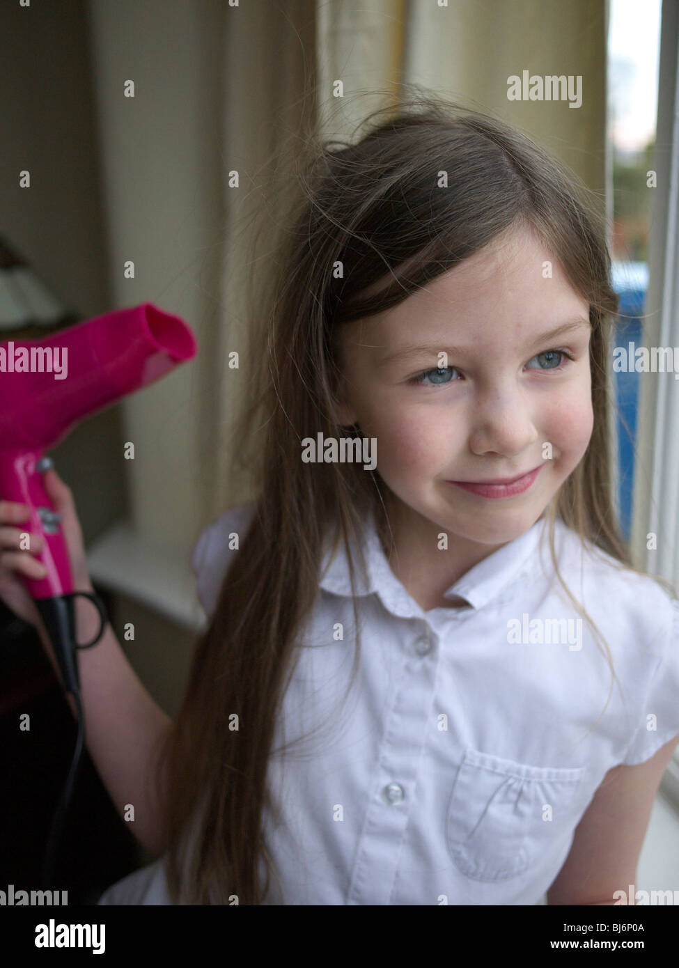 Jeune fille de 6 ans de séchage coup ses cheveux. England UK Photo Stock -  Alamy