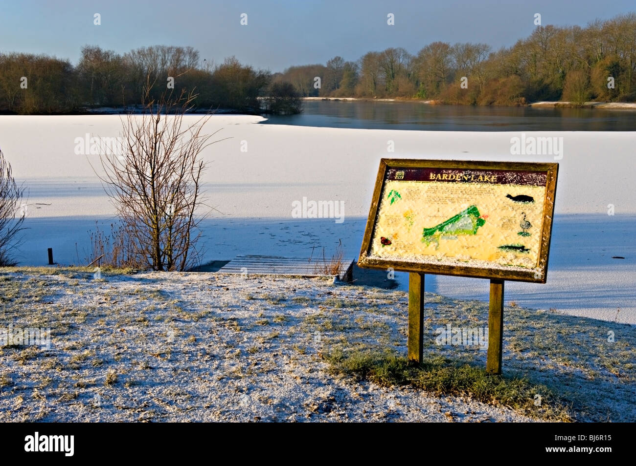 Barden Lake, Tonbridge, Kent, Angleterre en winter sunshine Banque D'Images