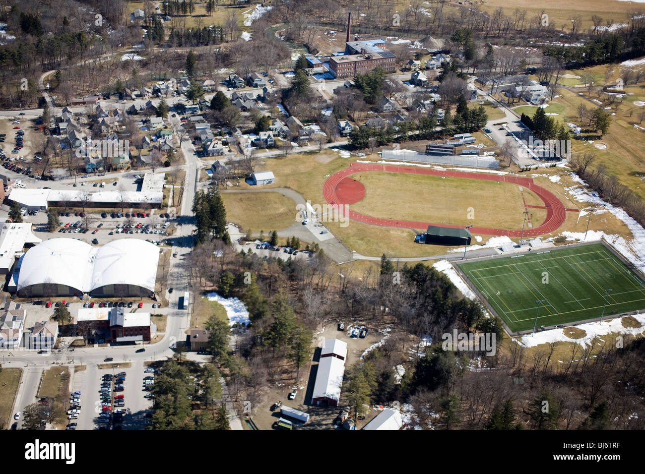 Vue aérienne de Williams College campus montrant field house, terrains de jeux et la voie. Banque D'Images