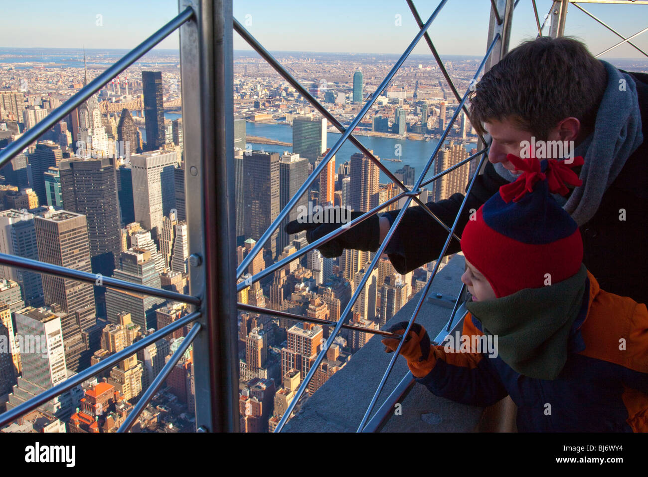 Le père et le fils sur le pont de l'observation de l'Empire State Building, New York City Banque D'Images
