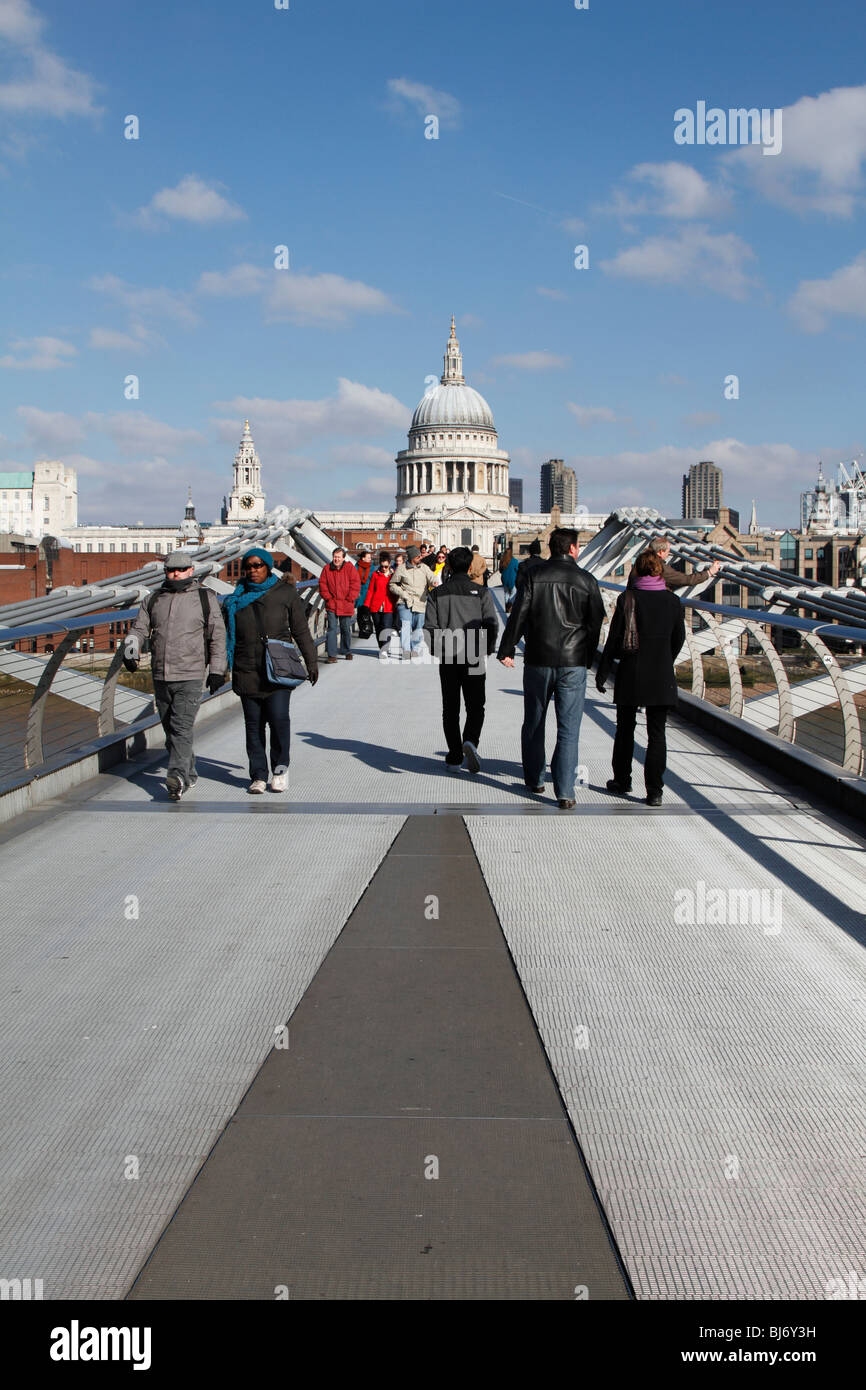 Les gens sur le Millennium Bridge menant à la Cathédrale St Paul, à Londres Banque D'Images