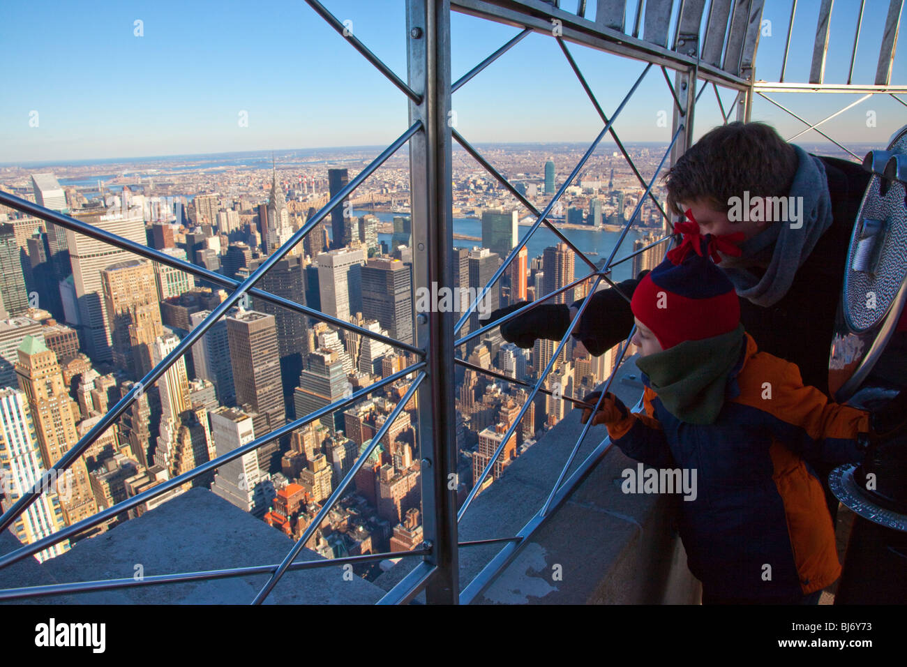 Le père et le fils sur le pont de l'observation de l'Empire State Building, New York City Banque D'Images
