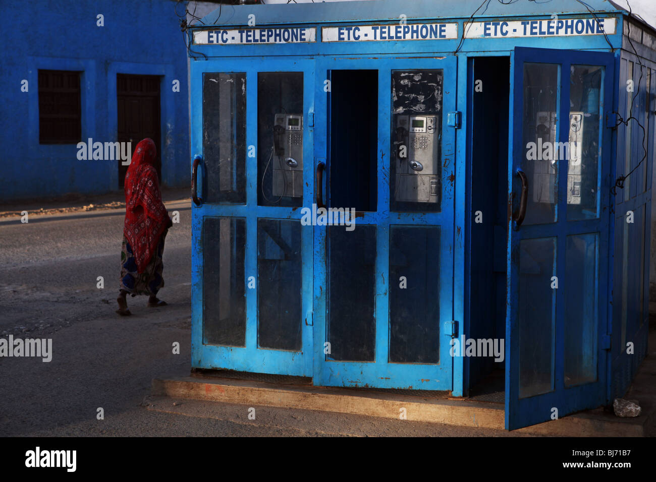 En passant devant une cabine téléphonique. Banque D'Images