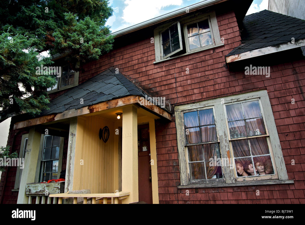 Vieux Vancouver Mount Pleasant Neighbourhood location maison en duplex dans le besoin de réparations Banque D'Images