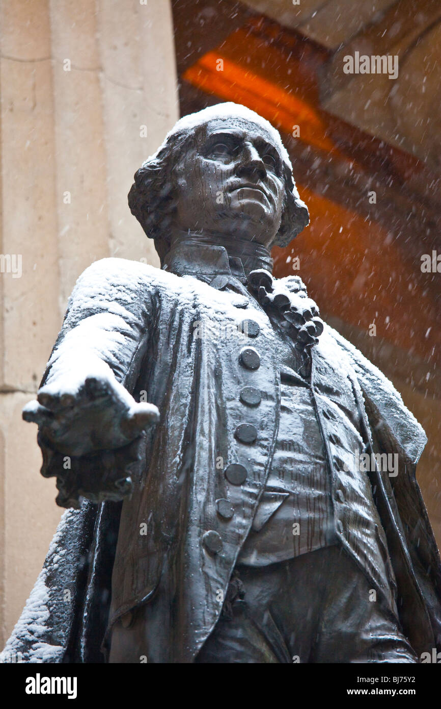 Statue de George Washington en face de Federal Hall à Wall Street, New York City Banque D'Images