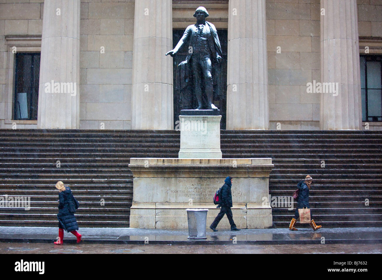 Statue de George Washington en face de Federal Hall à Wall Street, New York City Banque D'Images