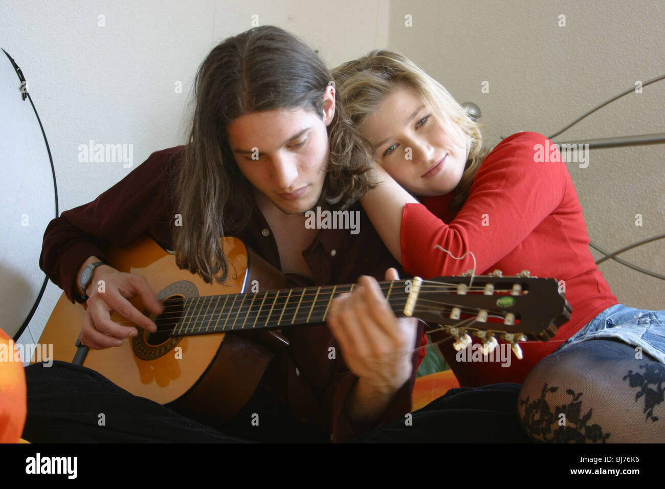 Boy romantic guitar play Banque de photographies et d'images à haute  résolution - Alamy