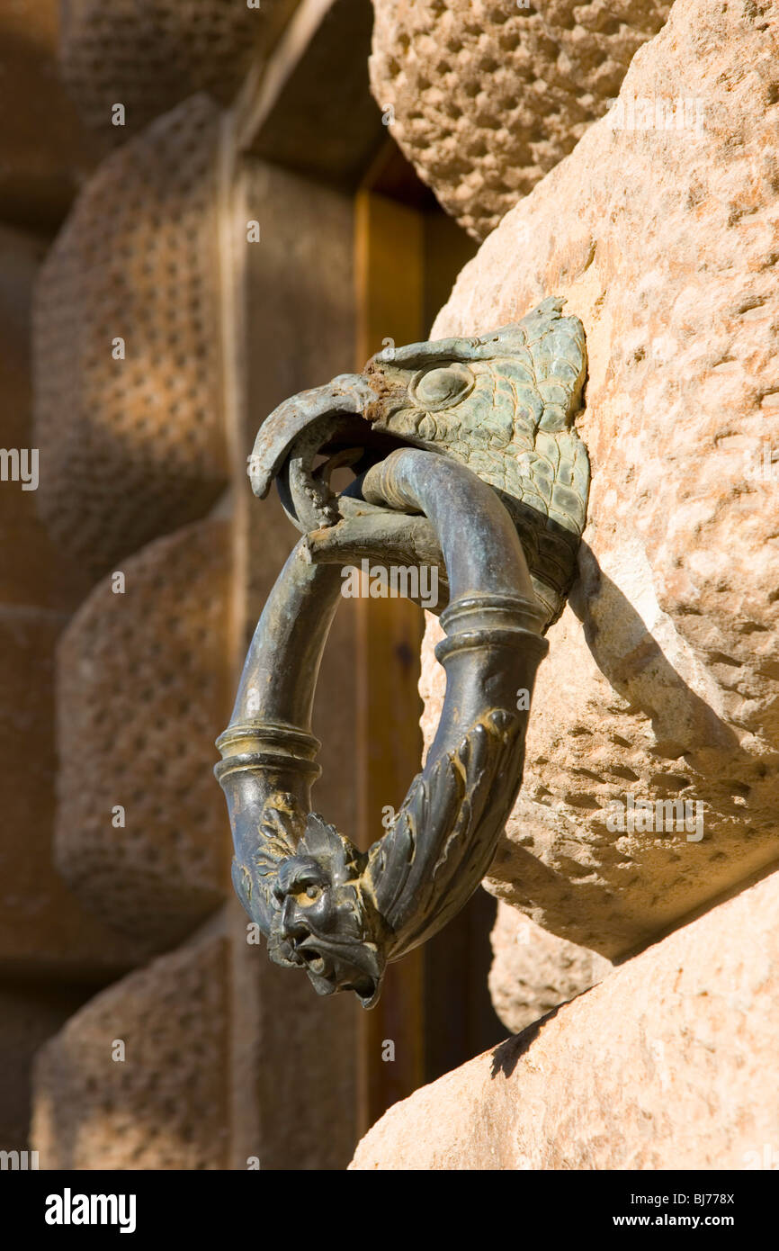 Grenade, Andalousie, espagne. Tête d'aigle en bronze et l'anneau sur façade ouest du Palacio de Carlos V, l'Alhambra. Banque D'Images