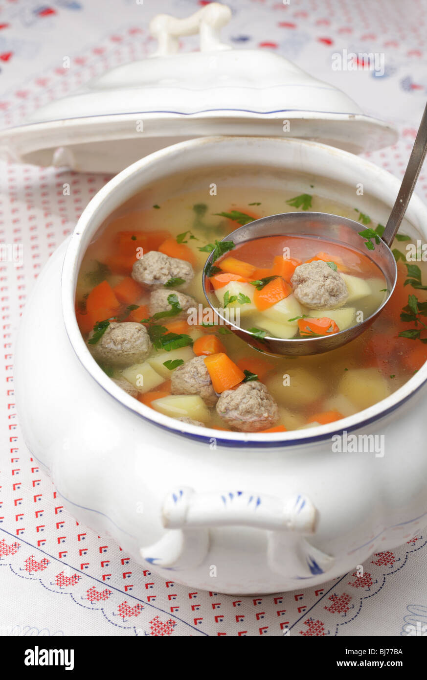 Soupe de légumes avec boulettes dans une soupière Banque D'Images