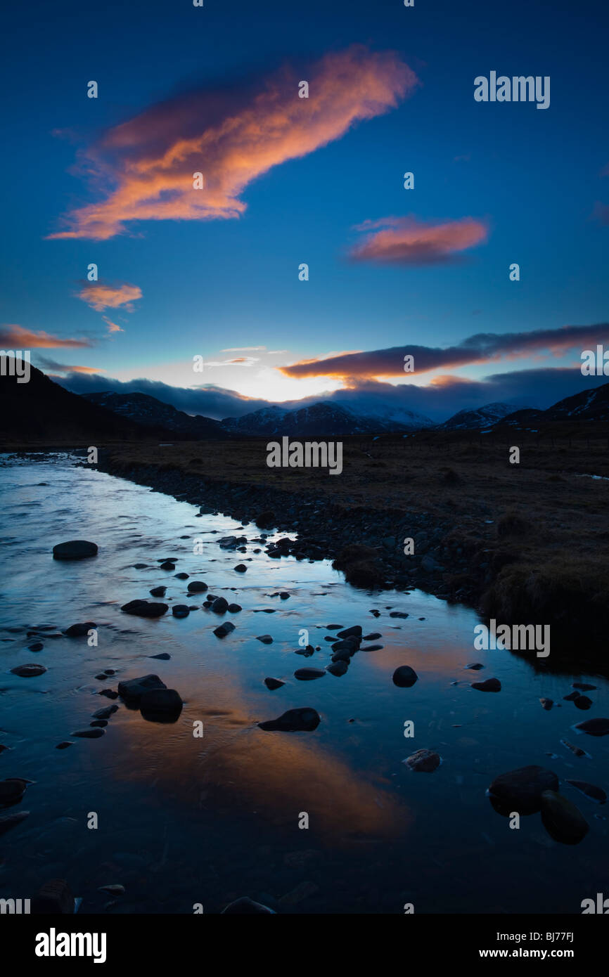 L'Écosse, les Highlands écossais, le Parc National de Cairngorms. Nuages au coucher du soleil sur les eaux calmes de la rivière Calder Banque D'Images