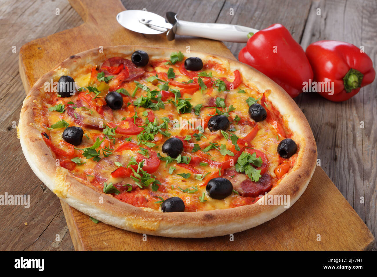 La pizza sur une table en bois Banque D'Images