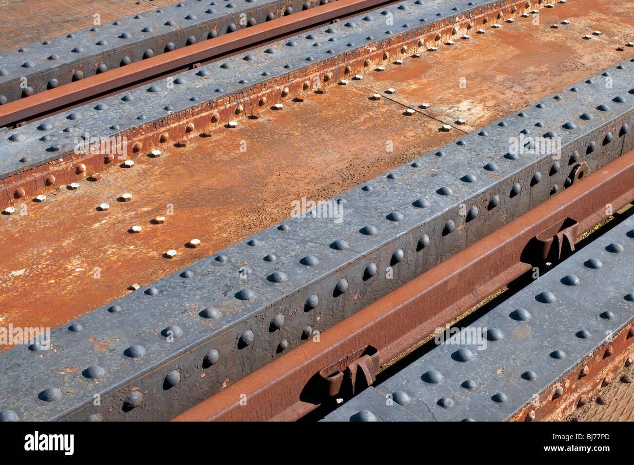 Poutres en acier rouillé sur pont de chemin de fer - France. Banque D'Images