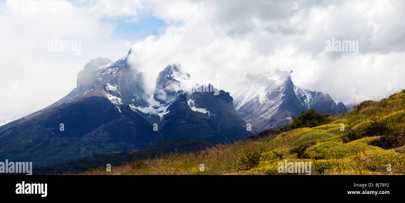 Massif du Cuernos del Paine, Parc National Torres del Paine, Patagonie, Chili, Amérique du Sud Banque D'Images