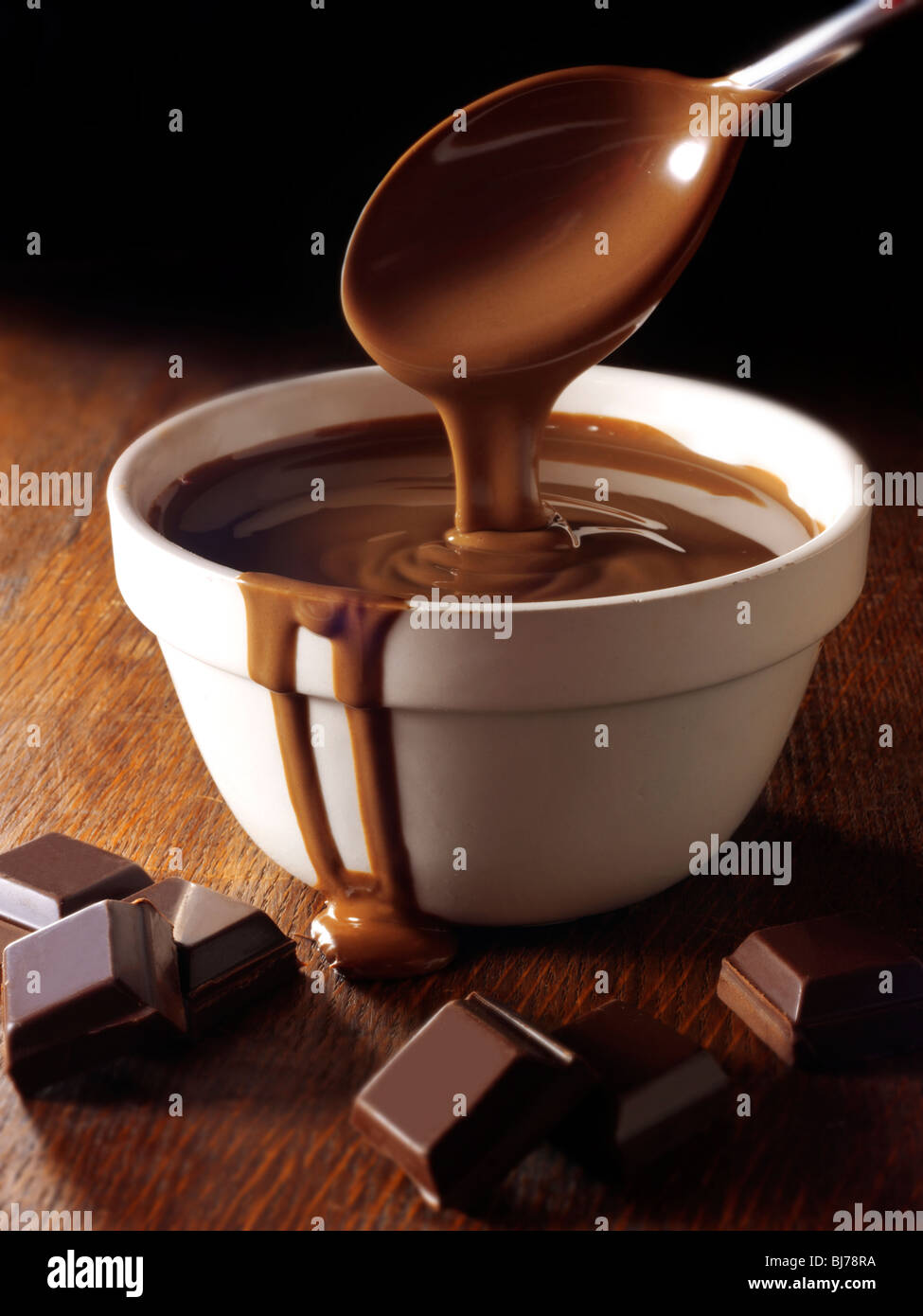Chocolat fondu d'être remué dans un bol - Photos. Banque D'Images