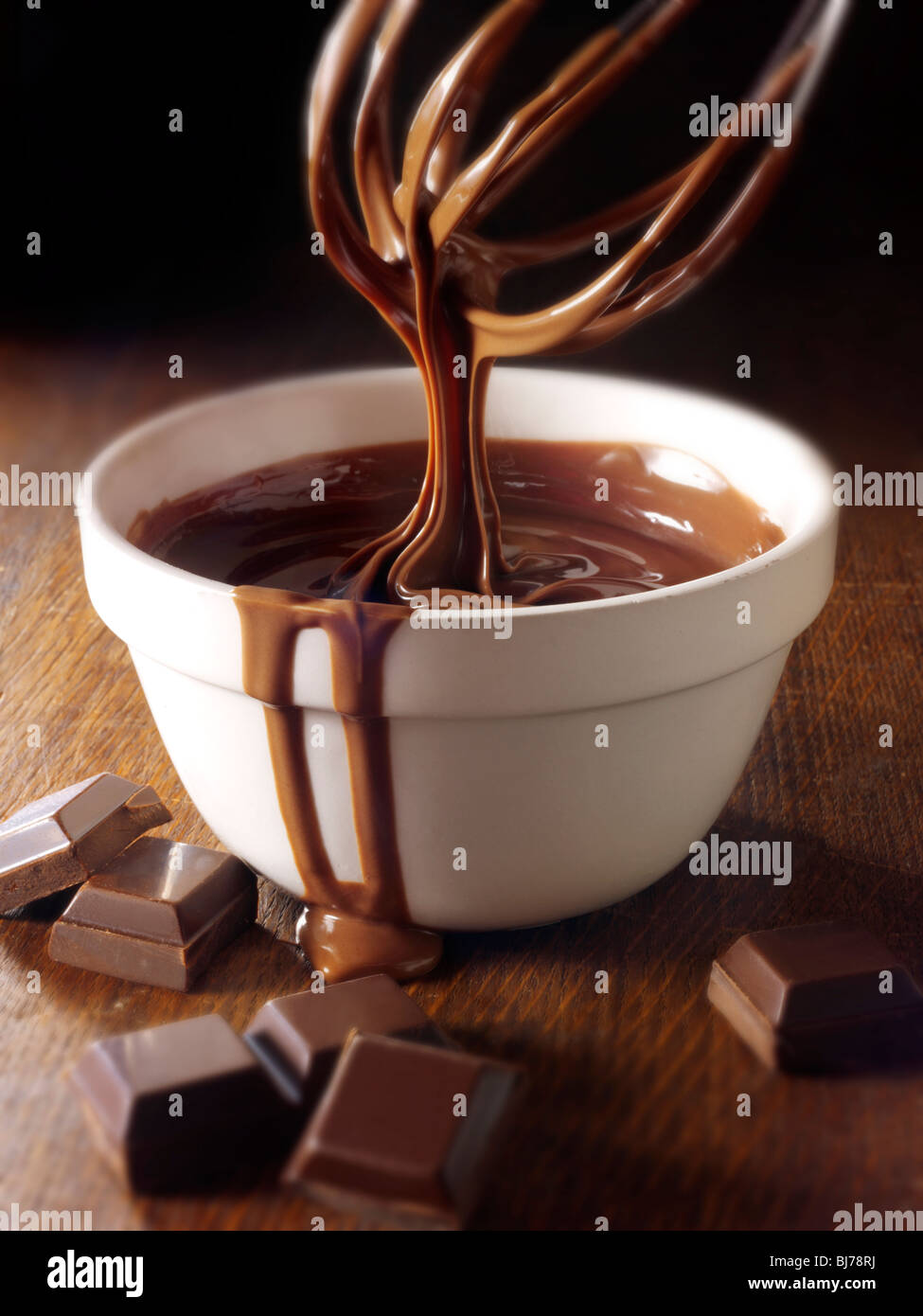 Chocolat fondu d'être remué dans un bol - Photos. Banque D'Images