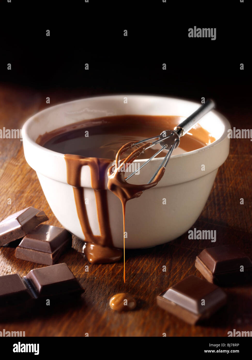 Chocolat fondu d'être remué dans un bol - Photos. Banque D'Images