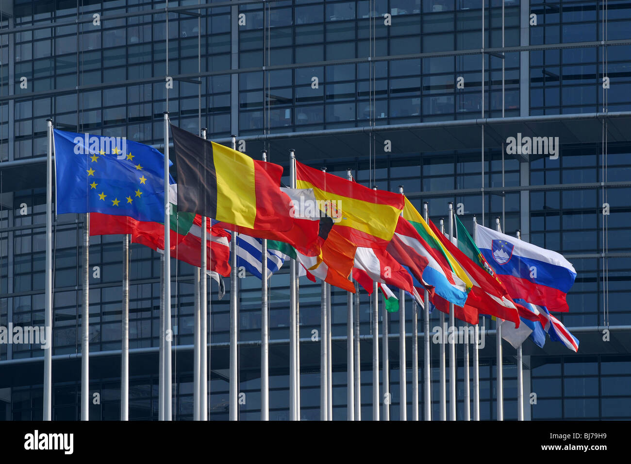 Drapeaux des États membres de l'Union européenne en avant du Parlement européen, Strasbourg, France Banque D'Images