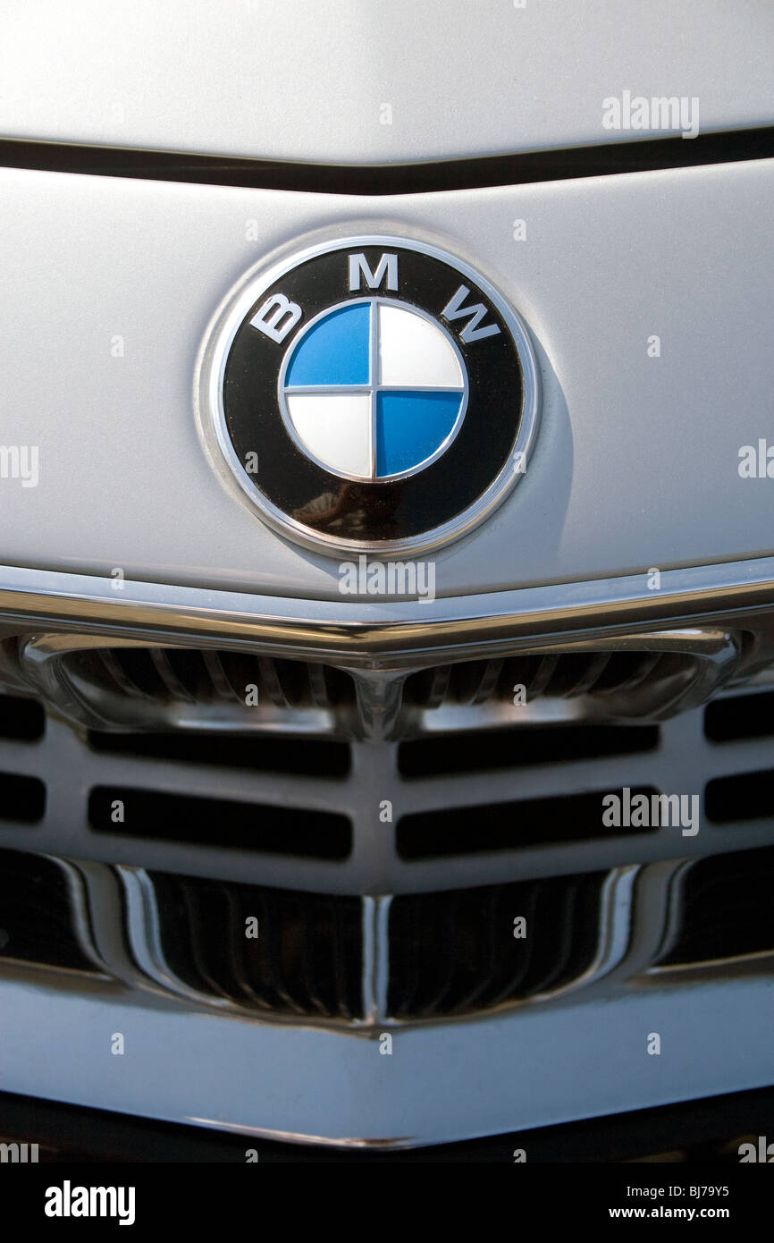 BMW classique de badge et grill. Banque D'Images