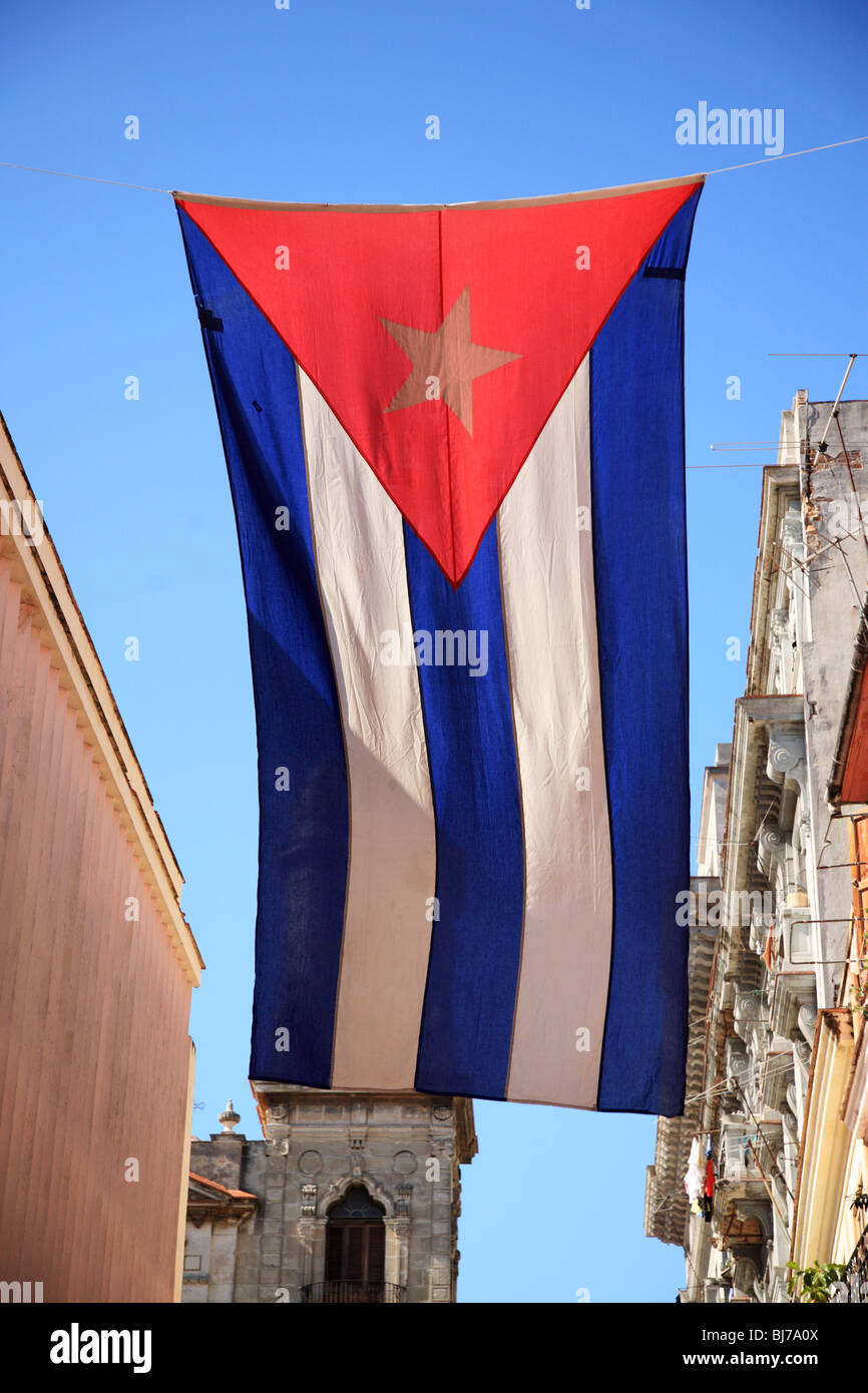 Drapeau de Cuba qui pendait entre les bâtiments à La Havane Cuba Banque D'Images