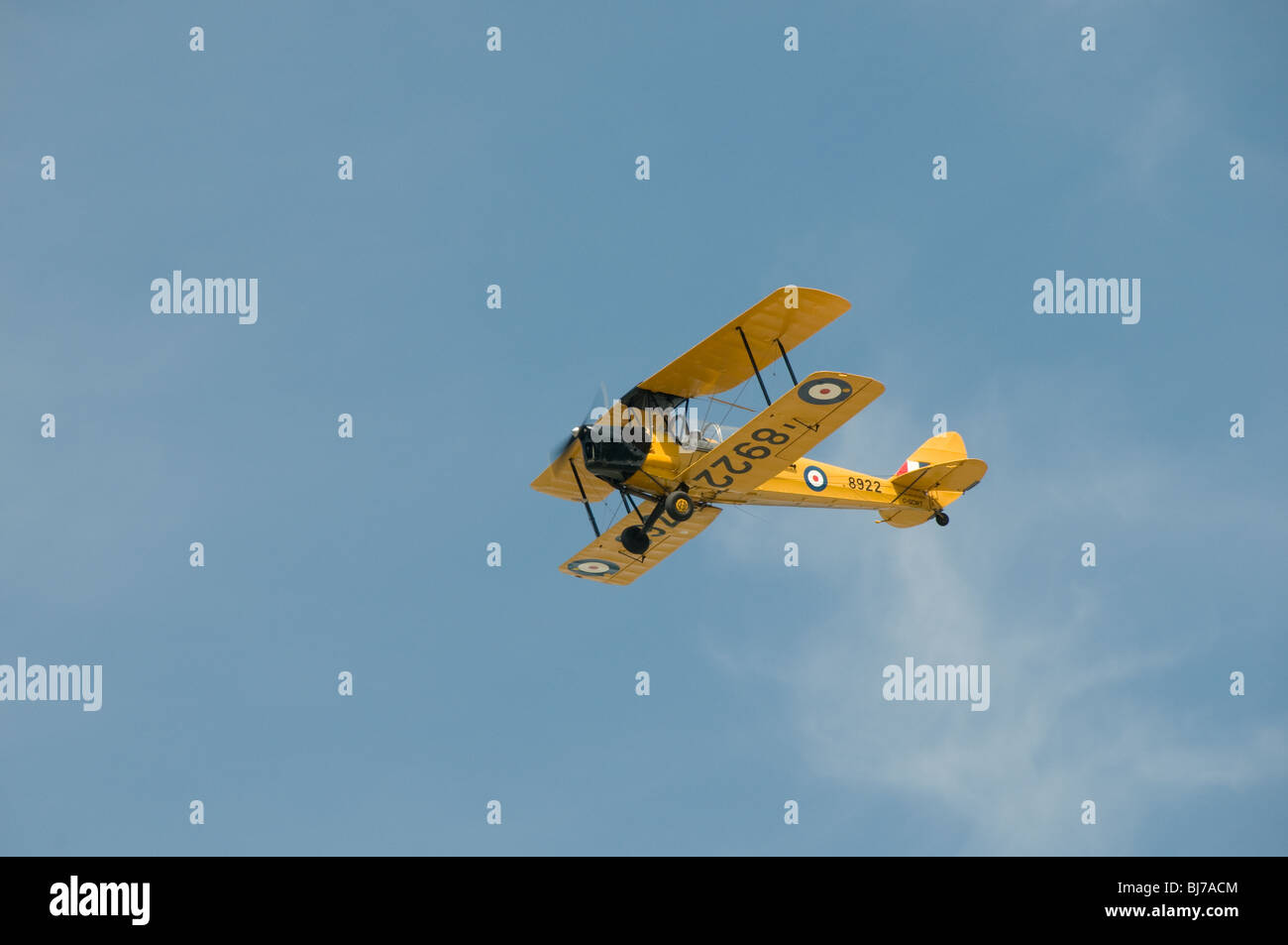 Un de Havilland Tiger Moth 82C du Canadian Warplane Heritage fleet vole dans un ciel bleu. L'aéronef est équipé d'un auvent. Banque D'Images