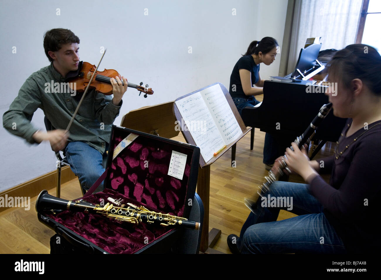 Les étudiants en musique répéter un violon, clarinette et piano trio Banque D'Images