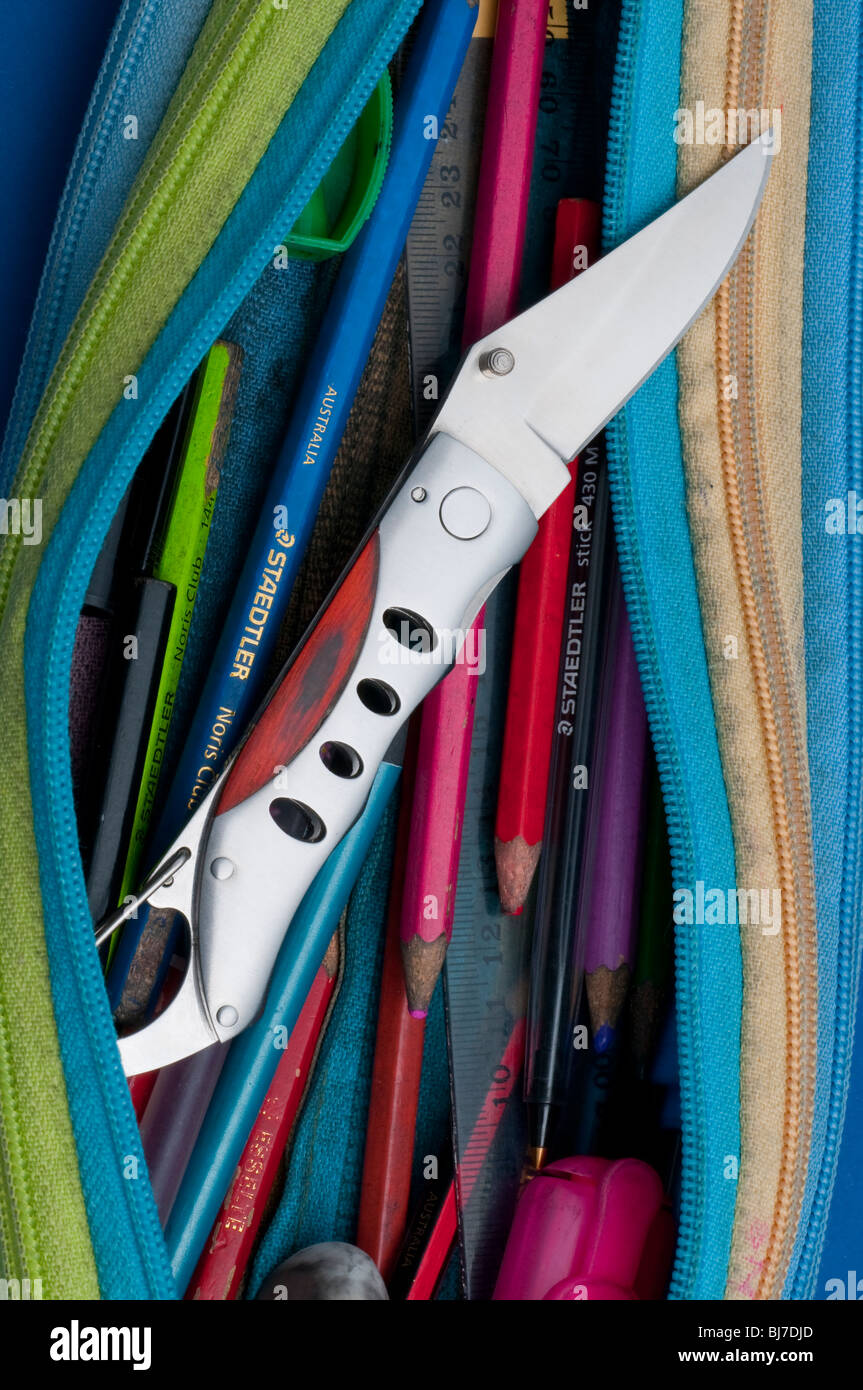 Couteau dans un étui à crayons d'un écolier photographié à des fins éditoriales illustratives Banque D'Images