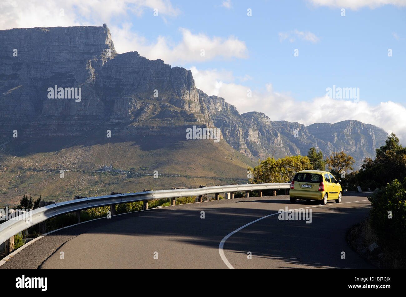 Circuler en voiture à proximité de la Montagne de la table, et les douze apôtres Cape Town Afrique du Sud voiture sur la route du sommet de Signal Hill Banque D'Images Circuler en voiture à proximité de la Montagne de la table, et les douze apôtres Cape Town Afrique du Sud voiture sur la route du sommet de Signal Hill Banque D'Images