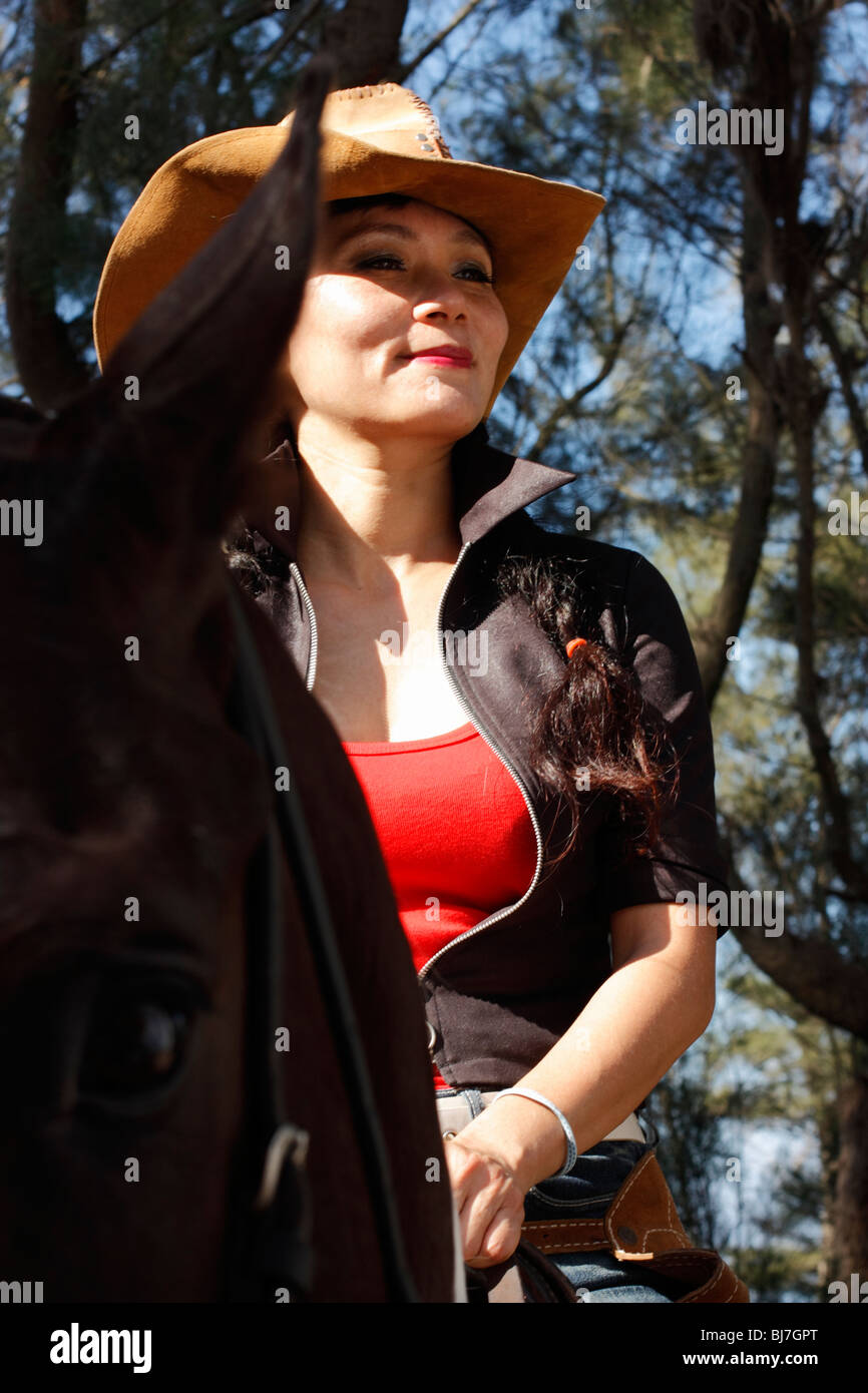 Une femme taïwanaise rides son cheval. Banque D'Images