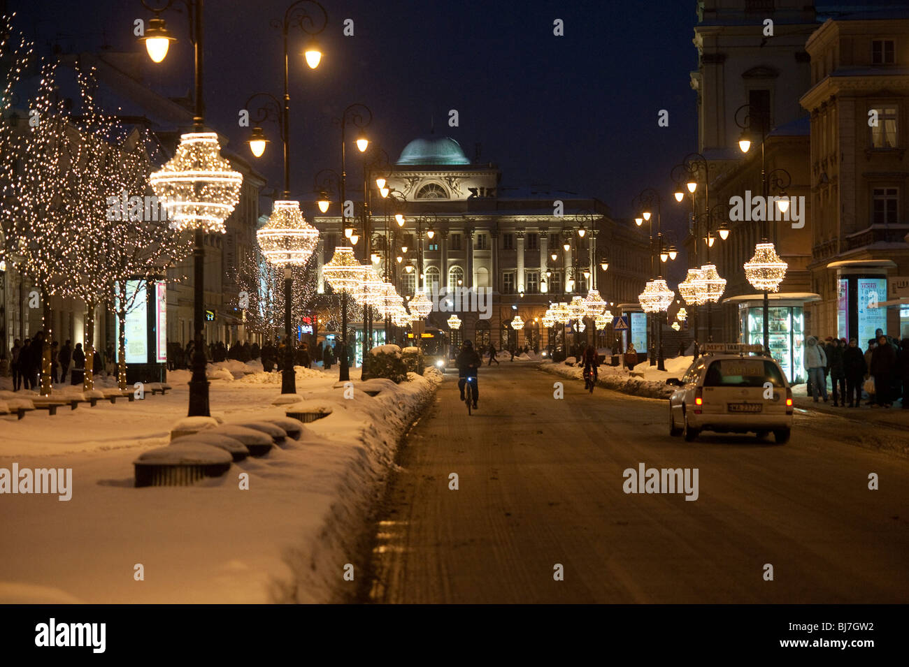 Nowy Swiat rue principale dans la nuit dans le centre de Varsovie Pologne Banque D'Images