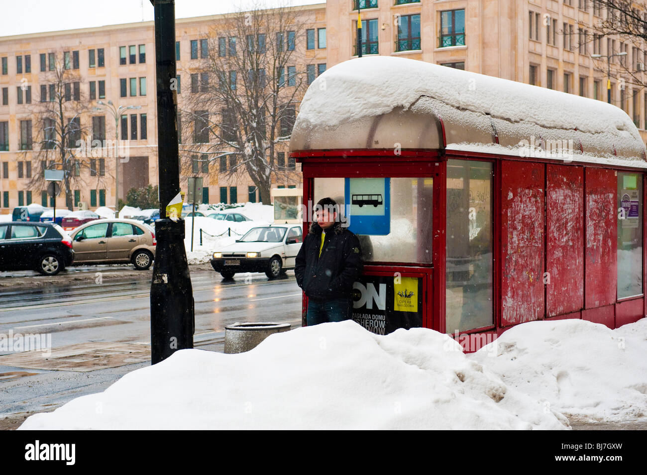 En attendant le bus en janvier dans le centre de Varsovie Pologne Banque D'Images