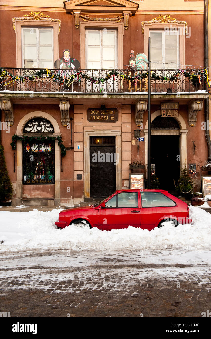 A neigé en voiture à la place du Vieux Marché à Varsovie Pologne Banque D'Images