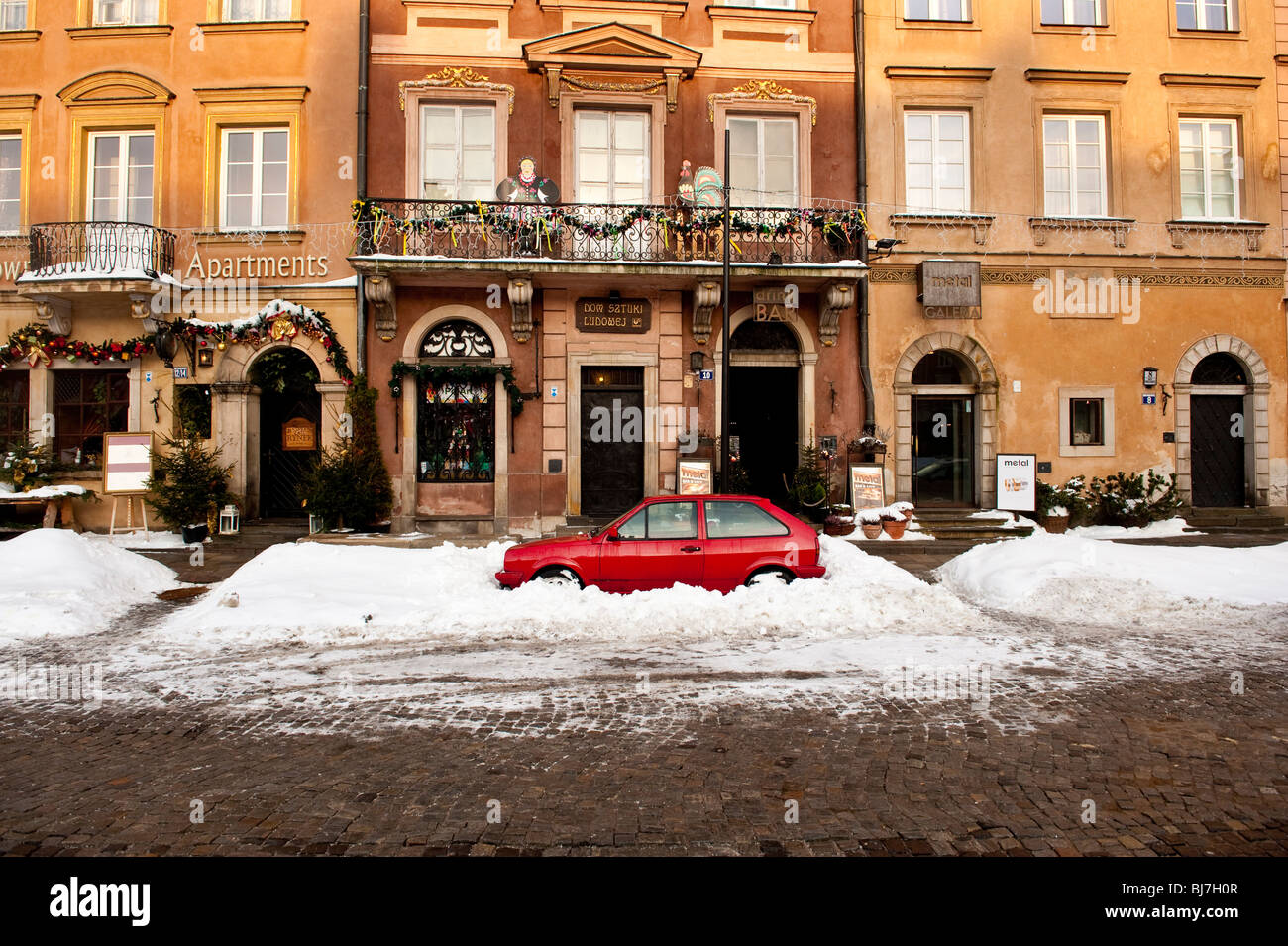 A neigé en voiture à la place du Vieux Marché à Varsovie Pologne Banque D'Images